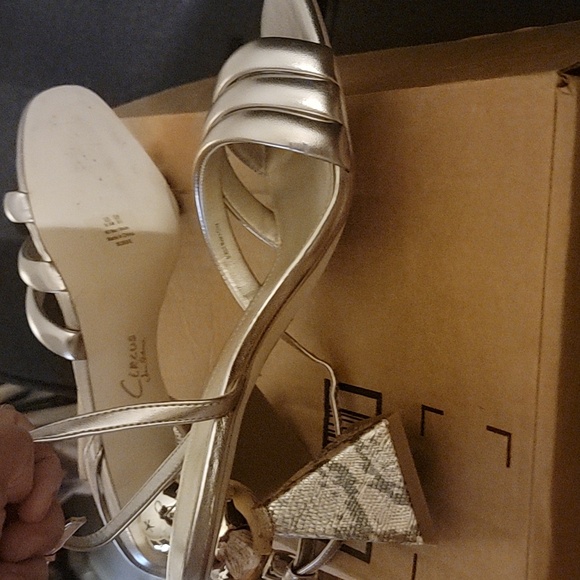 Elegant Gold Women\'s Heels